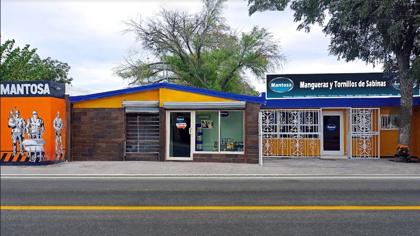 Fachada de Mantosa, Mangueras y Tornillos de Sabinas, en la calle Vicente Guerrero, col. Reynera