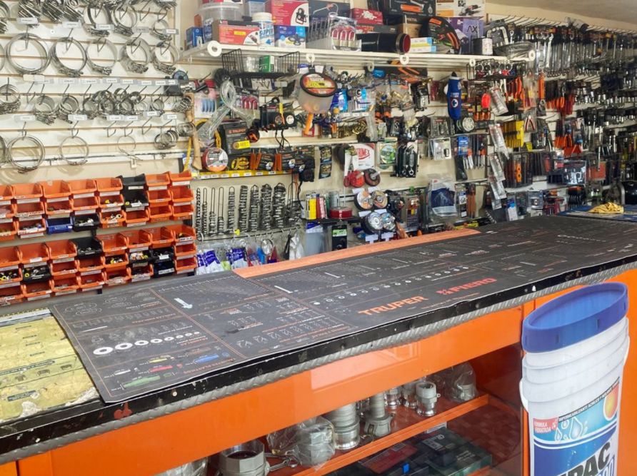 Mostrador de Mantosa con herramienta y refacciones